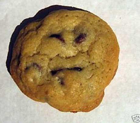 <P>Yüz ifadeli çörek</P>  <P>eBay'in açık arttırmaya çıkan en ilginç ürünlerinden biri, bu sıra dışı çörek olmalı. İnternetten açık arttırmayla çörek satışı da mı olurmuş demeyin; bu çöreğin diğerlerine göre oldukça farklı bir özelliği var: O da üzerindeki yüz ifadesi.</P>