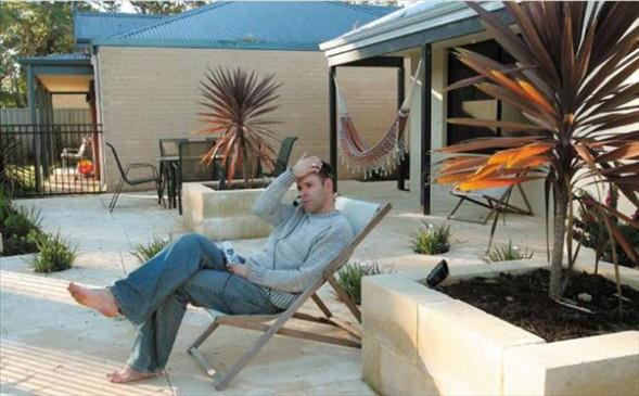 <P>Usher'in satışa çıkardıkları şunlar: 420.000 Avustralya Doları değerindeki evi, halı mağazasındaki işi, otomobili (Mazda 929), motosikleti (Kawasaki ZX600R), jet-ski'si (Kawasaki SX650), elbiseleri ve arkadaş çevresi.</P>