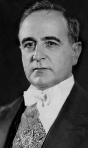 Getúlio Dornelles Vargas (19 Nisan 1883, Sao Borja - 24 Ağustos 1954, Rio de Janeiro, Brezilya), 1930-1945 ve 1951-1954 dönemlerinde Brezilya devlet başkanı. Kimilerince ilkesiz bir diktatörlük kurmakla suçlanmasına karşın, büyük işadamlarıyla toprak sahiplerine karşı açtığı savaştan ötürü yandaşlarınca Yoksulların Babası olarak yüceltilmiştir. 1954 ortalarında hükümete yönelik eleştiriler yaygınlaştı; rejim skandalları karşısında çalkalanan silahlı kuvvetler de sonunda başkanın çekilmesini talep etti. Zor karşısında görevinden çekilmeyi sindiremeyen Vargas intihar etti.