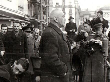 (8 Ağustos 1908 - 18 Şubat 1975) önde gelen Romen Komünist politikacı. Stoica, Buzău ilinin Smeeni köyünde, çiftçi bir ailenin altıncı çocuğu olarak dünyaya geldi. 12 yaşındayken evden ayrıldı ve Romanya'nın ünlü demiryolu şirketlerinden biri olan Căile Ferate Române'de çalışmaya başladı. 1921 yılında Bükreş'e taşındı ve orada kazan üreticisi olarak Vulcan, Lemaitre ve Malaxa şirketlerinde çalıştı. 20 Ağustos 1934 tarihinde, Stoica ve 15 kişi grev yaptıkları gerekçesiyle hapse atıldı. 1945 ile 1975 yılları arasında ve Politbüro'nun ve Romen İşçi Partisi Merkez Komitesi üyesi oldu. 1955 ile 1961 yılları arasında Romanya Başbakanı ve 1965 ile 1967 yılları arasında ise Romanya Devlet başkanı oldu. Daha sonraki yıllarda, Nikolay Çavuşesku ve eşi Elena ile gözden düştü. 1975 yılında ise kafasına av tüfeği sıkarak intihar etti.
