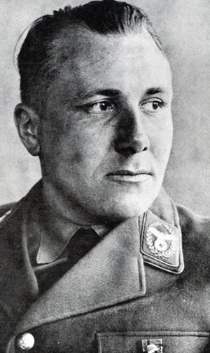 Martin Bormann, (d. 17 Haziran 1900, Wegeleben, Prusya Krallığı - ö. 2 Mayıs 1945, Berlin, Almanya), NSDAP’nin parti sözcüsü, aynı zamanda da Adolf Hitler’in özel sekreteri. 1972 yılında Lehrter İstasyonu'nun yapımı sırasında gömülmemiş yani öldürülmüş iki adet ceset bulundu. Yapılan araştırmalarda iki cesedinde siyanür içerek öldüğü saptandı. Yapılan DNA testlerinden sonra cesetlerden birinin Hitler’in doktoru Ludwig Stumfegger’e diğerinin de Martin Bormann’a ait olduğu tespit edildi.