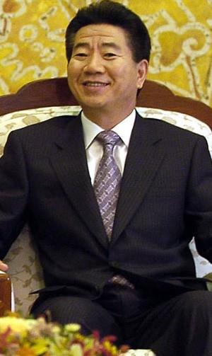 Roh Moo-hyun (no mu hjʌn Korece: 노무현, Hanja: 盧武鉉 2000 sistemi: No Muhyeon / McCune-Reischauer: No Mu-hyŏn, d. 6 Ağustos 1946 - ö. 23 Mayıs 2009), Güney Kore 16. (eski) cumhurbaşkanı. Kamuoyunun yoğun baskısı altında olan Roh bir arkadaşıyla birlikte dağda yürüyeceğini belirterek evinden ayrıldı. Pongwa Dağı'na çıktıktan bir saat sonra da yaklaşık 30 metre yükseklikten kendini aşağı bırakarak intihar etti.