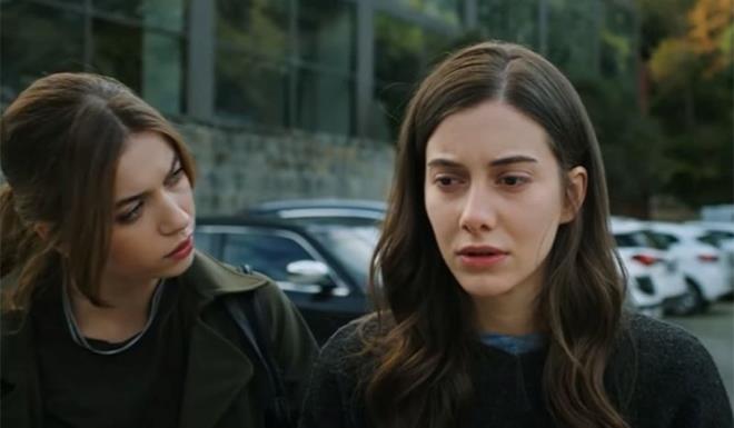 MAVİ BONCUK OPERASYONU    Ferit'in 'Mavi Boncuk' filmindeki gibi Suna'yı halıya sarıp eve sokma planını istemeden kabul eden Seyran, ablasını Abidin ile birlikte Pelin'in evinde bırakarak yalıya döndü. Sabah halı almak için mağazaya giden ikili, büyük bir halı seçerken Abidin ile Suna da geldi. Seyran ve Ferit, eve arabalarında dönerken; kamyona binen Abidin de Suna'yı halıya sarıp bağladı.