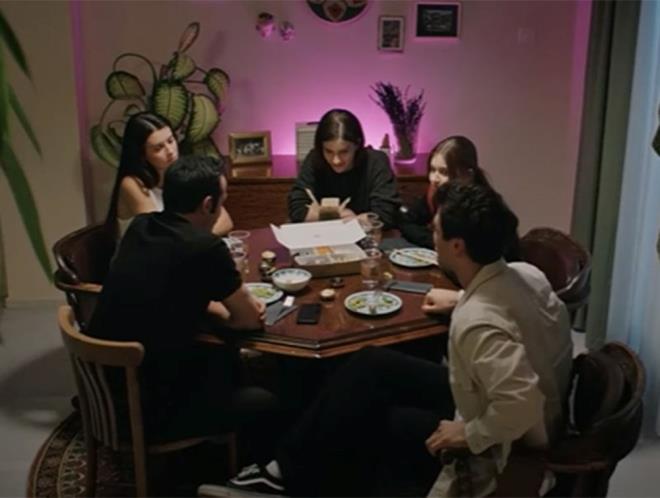 SUNA VE SEYRAN PELİN'İN EVİNDE     Ablasının yüksekten korktuğu için bunu beceremeyeceğini söyleyen Seyran, başka bir yol bulmayı teklif etti. O sırada Abidin'in gitmek istemesi Ferit'i korkuttu. Abidin'i ikna eden Korhan, çok zor durumda olduğunu ve gerginliği fark ettirmemek için çırpındığını belirtti.