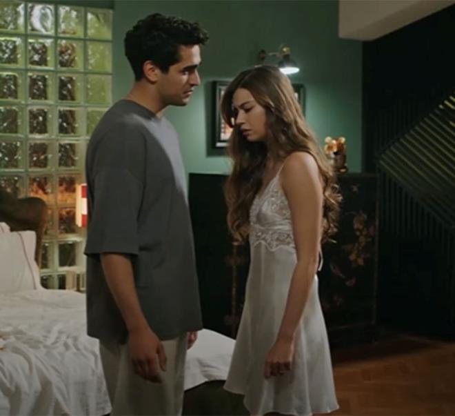 "SANA BUNU YAPACAĞIMA NASIL İNANDIN?"    Yalı Çapkını son bölümde; Seyran?a dokunmayan Ferit, ?Ben senin gözünde bu kadar aşağılık biri miyim? Sana bunu yapacağıma inandın mı?? diyerek yataktan kalktı. Neler olduğunu anlamayan Seyran, ablasıdan bahsedince Ferit Korhan "Merak etme, ablana yardım edeceğim" dedi.