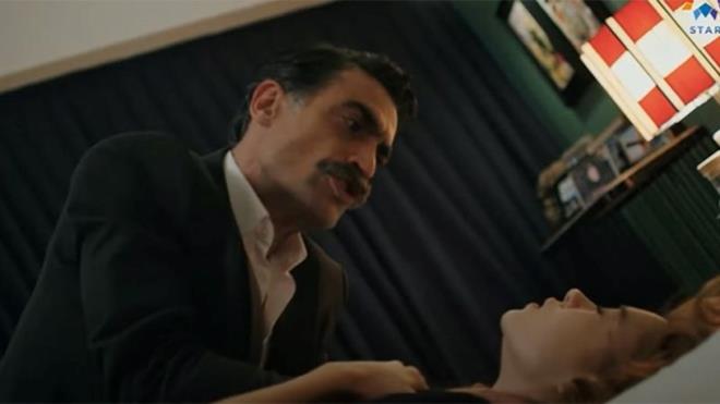 SUNA, KAZIM'I YARALADI    Seyran?a Ferit?i soran Kazım, önce ona tokat attı sonra da ?Bir kere soracağım sana, o ablan nerede? O kız eve gelmezse, size ne edeceğimi hiç düşündün mü? Sen evlenince benden kurtulabileceğini mi sandın?? dedi.    Ardından Seyran?ın boğazına sarılan Kazım?ı, eline aldığı dambılı babasının kafasına vuran Suna kurtardı. Kazım Ağa aldığı darbeyle yatakta kanlar içinde kalırken Ferit de ?Seyran? diyerek odaya girdi.