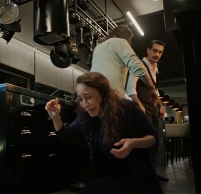 ESME HER ŞEYİ AĞZINDAN KAÇIRDI    Kazım'a durumu fark ettirmemek için çabalayan Esme ise dolabın kilidini açarken sinir krizi geçirdi. ?Dayanamıyorum artık. Allah?ım kurtar beni? feryat eden Esme, yanına giden Hatice Hala?ya ?Seyran?ım ablasına sahip çıktı ya ölsem de gam yemem artık? diyerek gerçeği itiraf etti. Duyduklarıyla çılgına dönen Kazım Ağa ise Esme?ye hamle yapınca Hatice Hala karşısında durarak onu uzaklaştırdı.