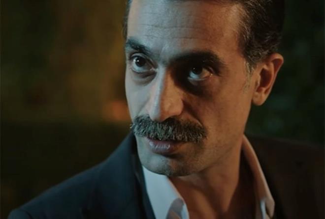 Yalı Çapkını'nda Kazım krizi! 'Seyran'ı keşke Ferit kurtarsaydı' - 11  KAZIM AĞA YALIDA    Esme?nin Seyran itirafı sonrası soluğu Korhan Yalısı?nda alan Kazım Ağa, hemen kızının odasını sorarak oraya çıktı. Ablasını saklayıp babasını içeri davet eden Seyran, korku içinde ?Kusura bakma baba üzerimi değiştiriyordum? dedi.