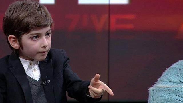 Atakan Kayalar, sosyal medyada bir kitapçıda kitaplar hakkında sohbet ettiği videosunun internete düşmesiyle birlikte en çok konuşulan isimlerinden biri haline geldi. Filozof Atakan, kariyer tercihini değiştirdiğini, artık psikolog olmak istemediğini ve psikologluğu hobi olarak yapabileceğini söyledi.