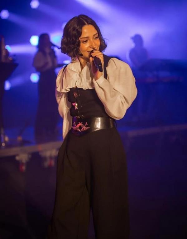 Bastık, başkent Doha'da taraftarlar için oluşturulan festival alanında gerçekleştirilen konserde şarkılarını seslendirdi.