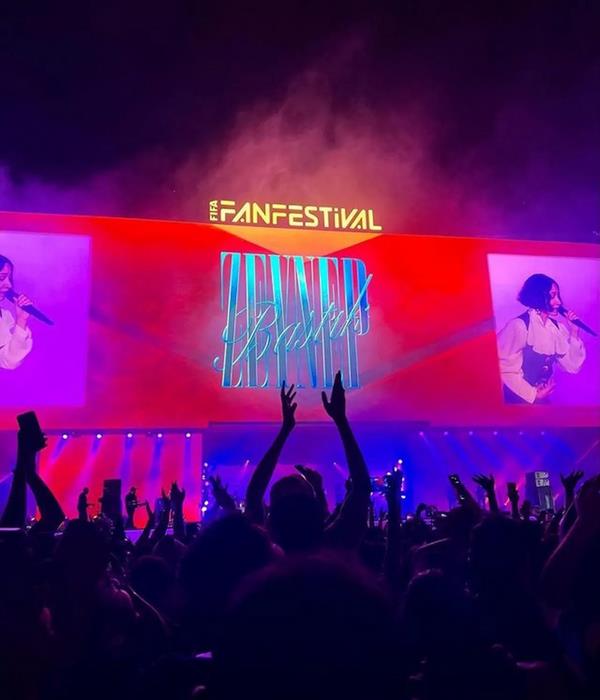 Festival alanında bulunan Türk vatandaşları da Türk bayraklarıyla Bastık'a destek verdi.
