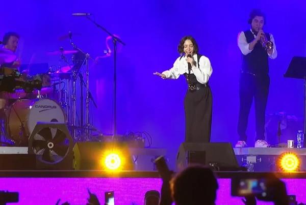 Portekiz-Gana maçının ardından başlayan ve büyük ilgi gösterilen konserde Zeynep Bastık, yaklaşık 45 dakika sahnede kaldı.