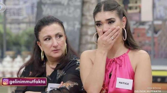 Burda anlatmak ayıp mı bilmiyorum ama... Ben annemin ilk yokluğunu gençliğe adım atışımda (adet dönemi) anladım. Bir türlü dinmeyen bir şey bu... O kadar ağladım ki neden benim annem yok. Neden bana bunu anlatacak kimse yok. Sonra doğurdum çok üzüldüm neden annem yok. Hasta oldum dertleşmek istedim yine yok. Bizim için yapılacak bir şey yok, biz mağdur edilmiş çocuklarız. Yapacak bir şey yok..