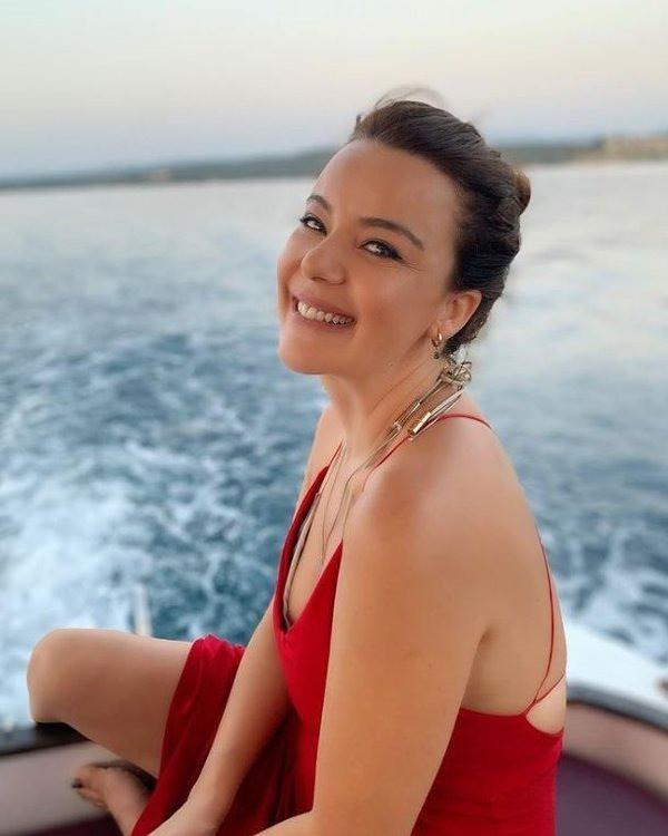 "Dezavantajları ve avantajları var tabii ama neticede yanlış buluyorum o kadar küçük yaşta anne olmayı. Kimse o kadar küçükken anne olmasın. Gençliğini yaşayamıyorsun..."