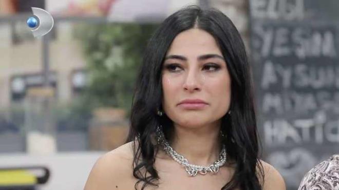 Yetimhane günlerini de anlatan Nursen Ergin itirafları ile yarışmacıları da ağlattı. Onu en çok etkileyen okul dönemi olmuş. Şunları anlattı:-Okula gittiğimde herkes beslenme çantasını açardı pırıl pırıl. Zeytinler meyveler çıkar özenle hazırlanmış. Nefret ederim hala o meyve sularından çünkü biz yuva çocuğu olduğumuz için çok çirkin bir beslenme kutumuz vardı.