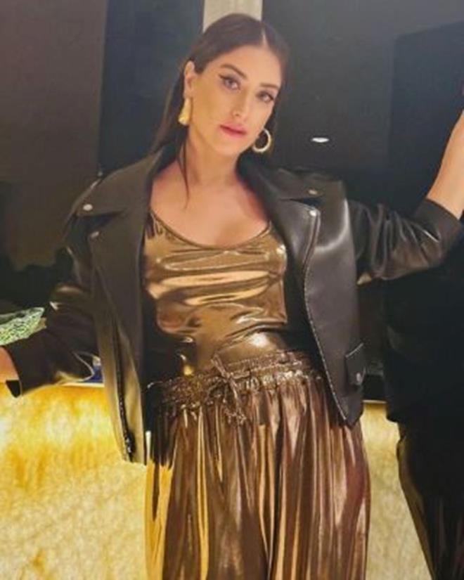 Aynı yıl kasım ayında ilk çocuğu Fikret Ali'yi kucağına alan Hazal Kaya, şimdilerde ikinci kez anne olmak için gün sayıyor. Kız bebek bekleyen ve bebeğine Leyla Süreyya adını vereceğini açıklayan ünlü isim, karnı burnunda yeni pozunu takipçileriyle paylaştı.