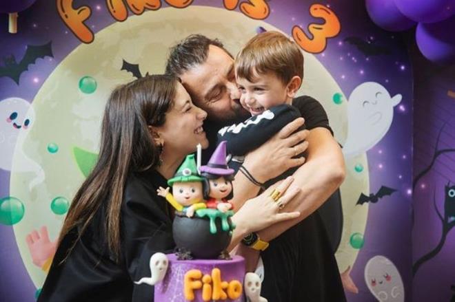 Atay ailesi, üzerinde 'Fiko' yazan hayvan figürlü üç katlı pastayı birlikte üflemişti. Kaya'nın karnının iyice belirginleşmesi dikkatlerden kaçmamıştı.