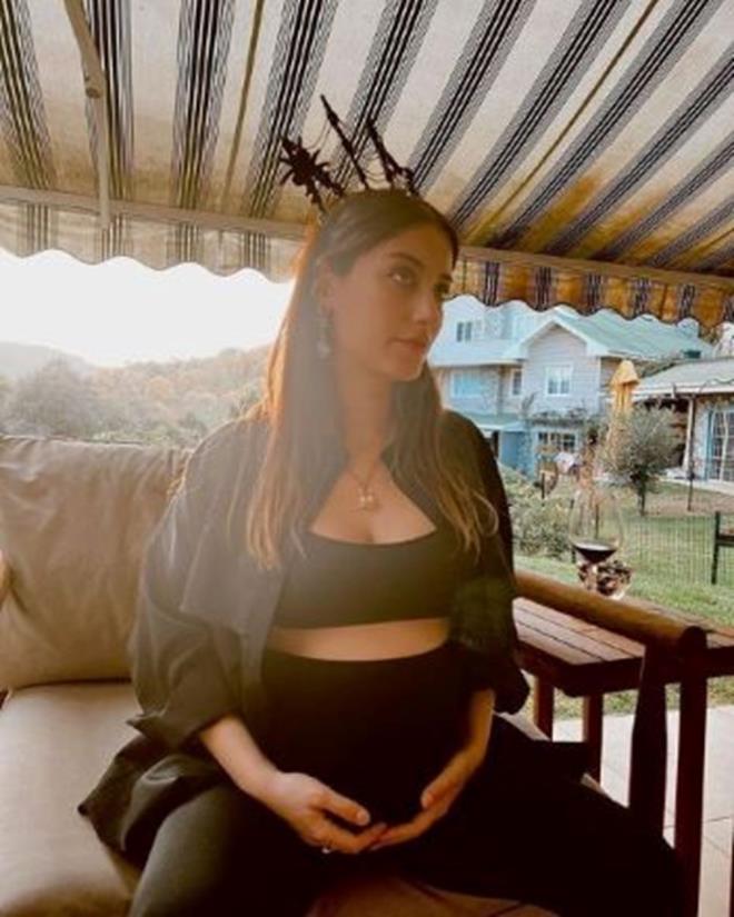 "KIZIMA YARASIN"    32 yaşındaki Kaya, yakın arkadaşı Aslı Kızmaz'ın çektiği pozu "Fotoğrafı Aslı Kızmaz çekti. Çektiğinden beri de paylaşmamı istiyor ama ben hep unutuyorum. Kafamın bütün gücüyle çalıştığı günleri hepimiz özlüyoruz ama olsun. Fosforum, omega 3?üm kızıma yarasın" notuyla paylaştı.