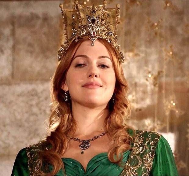 Bir döneme damga vuran "Muhteşem Yüzyıl" dizisinde oynadığı "Hürrem Sultan" karakteriyle ortalığı kasıp kavuran Meryem Uzerli, kızıl tonlarındaki saçları ve güzelliğiyle herkesin beğenisini kazanmayı başarmıştı.