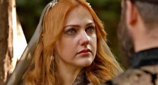 Son olarak 2020 yılında dudak ve yanaklarına yaptırdığı işlemlerle eleştirilerin odak noktası haline gelen Uzerli, "Özgüvenimin düşük olduğu bir dönem botoks ve dolgunun ayarını kaçırdım. Uzun süredir yüzüme bir şey yapmıyorum" şeklinde itirafta bulunmuştu.