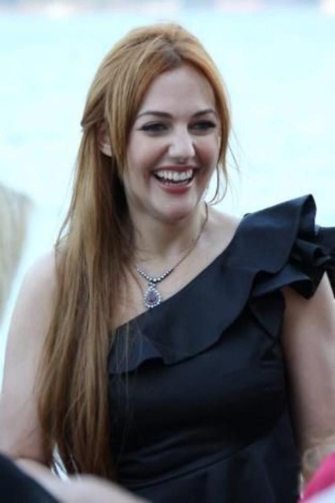 Bazı karelerinde hayranlarının tanımakta güçlük çektiği 39 yaşındaki ünlü ismin güzelliğini vurgulayan yuvarlak yüz hatlarının neredeyse tamamını kaybettiği görüldü.