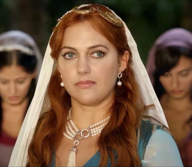 Uzun zamandır ortalıkta görünmeyen Uzerli'nin festivaldeki görüntüsü hayranlarının ağzını açık bıraktı.