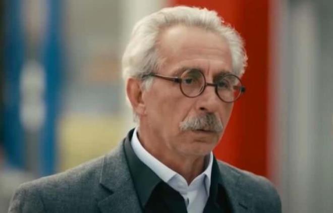 RIZA AKIN 2 KASIM 2022    Ünlü tiyatro ve sinema oyuncusu Rıza Akın beyin kanaması geçirdi. Kardeş Payı, Beyaz Gelincik gibi pek çok yapımda rol alan 65 yaşındaki ünlü oyuncunu hayatını kaybetti. Acı haberi Menderes Samancılar verdi. İ