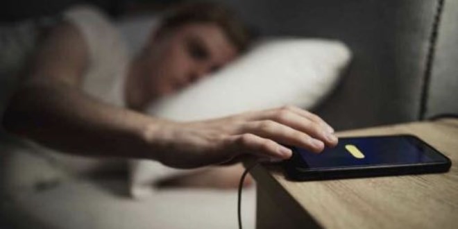 Gece uyurken telefonu şarja takmanın tehlikeleri
