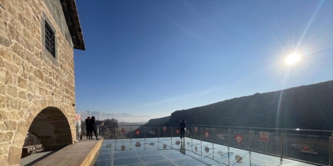 Cam terasa turist akını