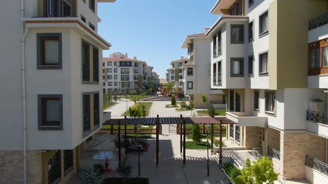 <br><a href="https://teklifimgelsin.com/kredi/konut-kredisi/ilk-evim-kredisi" target="_blank">İlk Evim Kredisi</a> olarak da bilinen Yeni Evim kampanyası hangi illeri kapsayacak, kaç konut kampanya kapsamında olacak?  <br>  Kampanya 81 ilde geçerli olacak, ilk etapta 100 bin konutun satışı planlanıyor.  <br>  Peşinat ödenecek mi?  <br>  Konut bedelinin yüzde 10?u peşin alınacak, dileyen daha fazla da ödeyebilecek.  <br>  Kampanyaya ikinci el evler dâhil olacak mı?  <br>  Kampanyada sıfır evler olacak. Emlak Konut Genel Müdürlüğü?nün ürettiği projeler; GYODER, İNDER, KONUTDER, İMKON ile Türkiye Müteahhitleri Birliği?ne bağlı olan şirketlerin projeleri ve 81 ilin tamamındaki firmaların ürettiği büyük ve küçük ölçekli tüm konut projeleri; teknik ve mali kriterleri karşıladıkları takdirde bu sürece dâhil olacaklar.