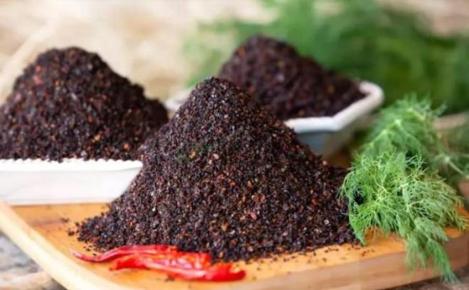 Türk mutfağında yemeğe lezzet vermek için sıklıkla kullanılan, siyah rengini dövülen kurutulmuş biberlerden alan isot, yemeklere lezzet katmaktan sağlığa kadar birçok etkisi bulunmaktadır.