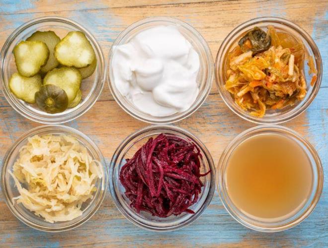 KARATAY?DAN KABIZLIĞI GEÇİREN TAVSİYELER     Prof. Dr. Canan Karatay, beslenme tavsiyeleri hakkında şu bilgileri sıraladı: "Probiyotik gıdalar ise fermente gıdalarda bulunuyor. Ev yoğurdu, ev sirkesi, ev turşusu? Bu yiyecekler vücuda girdiğinde bağırsaklardaki dost bakterilerin sayısı artıyor.