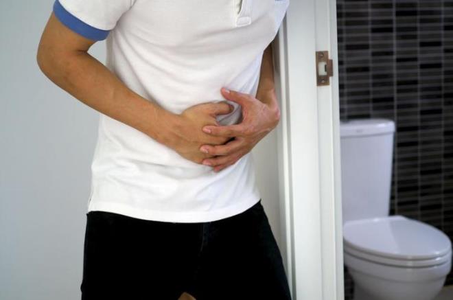 "BAZI  METERYALLER KANA GEÇİYOR"    Hastalıkların nasıl başladığına değinen Karatay, bağırsak florasının bozulmaması gerektiğinin üzerinde durdu. Karatay, "Sağlıklı yesek dahi hazım tam olmayınca bazı materyaller kana geçiyor. Vücut bunu yabancı madde olarak algılayarak hücum ediyor ve hastalıklar başlıyor" dedi.