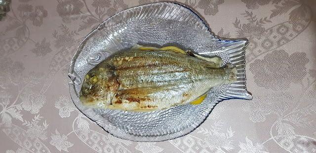 Soslanan balıklar kızgın yağda iki tarafı iyice kızarana kadar pişirilir.