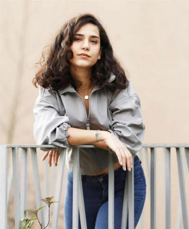 Ceceli aynı zamanda yüzme, sörf, pilates ve yoga yapıyor.