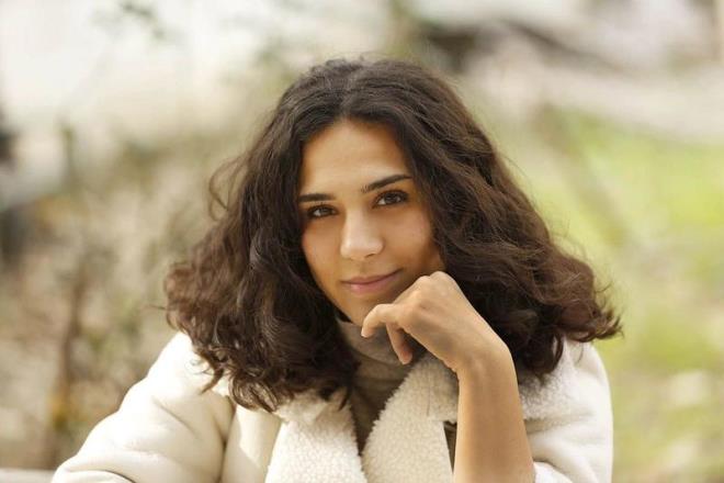 Kendisini dil konusunda geliştiren Ceceli, iyi derecede İspanyolca ve ileri derecede İngilizce biliyor.