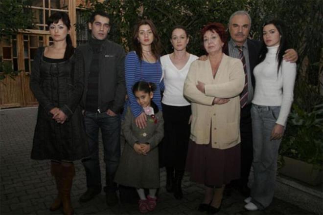 1998 yılında dünyaya gelen Ceceli, Özyeğin Üniversitesi Hukuk Fakültesi'nden mezun oldu ve Ayla Algan'dan da oyunculuk eğitimi aldı.