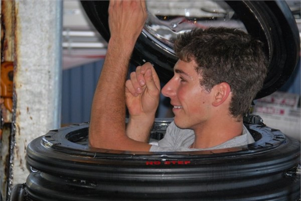 Çocukluktan bu yana üzerinde çalıştığı bu işi tamamlaması ailesi tarafından da büyük sevinçle karşılandı.