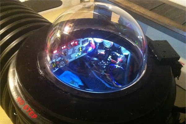 Eline geçen bütün çalışabilir malzemeleri kullanan Beckerman, arkadaşları ve komşularından da projesine para desteği sağladı. Babasıyla sık sık geri dönüşüm merkezlerini ziyaret etti.