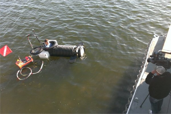 Beckerman, tamamen kullanılmış ve eski parçalardan, genelde hafif plastik ağırlıklı olmasına rağmen oldukça güçlü ve sorunsuz bir şekilde çalışan denizaltı inşa etti.