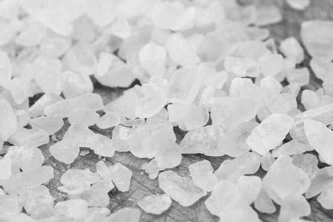 Canan Karatay sözlerine şöyle devam etti: "Tarih boyunca kullanılan tuz kaya tuzudur, deniz tuzudur. Roma İmparatorluğu zamanında Roma askerlerine maaş olarak tuz verilirdi. Kaya tuzu elektromanyetik alanı emer. Nükleer santral bacalarının içinde radyasyon için kullanılır.