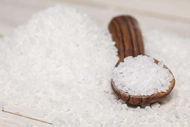 Asırlardan beri kaya tuzu kullanılır. Amerika'da Rusya'da Özbekistan'da tedavi için tuz odaları var. Özellikle nefes darlığı, kalp hastalığı olanları tuz odalarına oturtarak tedavi yapıyorlar. Cildi de güzelleştiriyor."