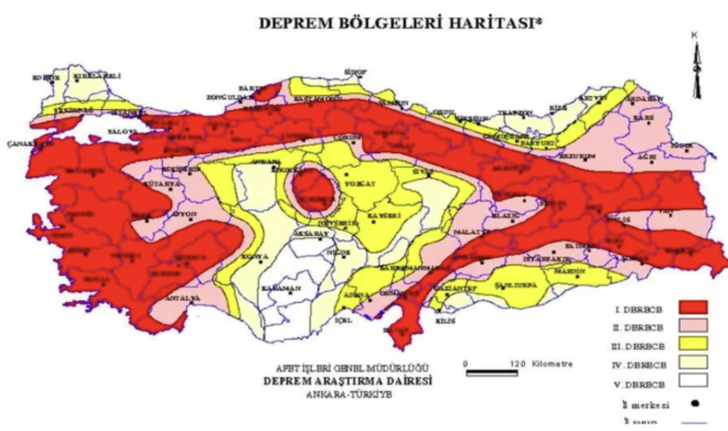 Arkeolojik sit alanının üzerindeyiz şu an. Aldığımız bilgilere göre bu tepe zaten binlerce yıl önce deprem sonrası oluşmuş bir alan. Tepenin yamaçlarında bolca deniz kabukları ve deniz taşları bulunuyor. Devletimizden yapılarımızın sağlam yapılması için bir proje istiyoruz. Mahallemizde yaşamak istiyoruz. Kahramanmaraş depreminden sonra çok tedirgin yaşıyoruz. Binalarımızın hepsi 1994'ten önce yapılmış binalar. Depreme dayanıksız binalar. Fay hattının Ganos Segmentinde bulunuyor mahallemiz. Tekirdağ açıklarında 3.8 şiddetinde bir deprem oldu. O bizi ayrı bir tedirgin etti. Uzun zamandır uyuyan bir fay. Burası uzmanların Marmara çukuru diye tabir ettiği yer? dedi.