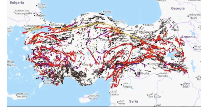 Diken üstünde yaşıyorlar  <br>  Fay hattının denizden karaya çıktığı noktada bulunan Gaziköy Mahallesi sakinleri adeta diken üzerinde yaşıyor. KAF?ın Ganos Segmenti, en son 1912 yılında biriken enerji sonucunda 7.3?lük deprem üreterek büyük yıkıma sebep olmuştu.