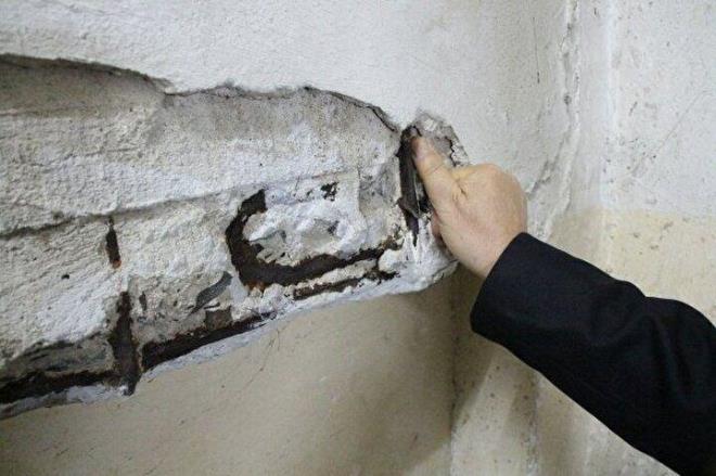 KOROZYON TEHLİKESİNE DİKKAT!    Bu korozyonu en çok nerede görüyoruz; özellikle dış ortama açık istinat duvarları, köprü ayakları, deniz yapılarında, orada deniz suyunun da etkisi var, bunlara dikkat edilmeli ve gerekli önlemler mutlaka alınmalı. Çünkü siz bir kolona koyduğunuz donatının büyük bir kısmının korozyon sebebi ile kaybediyorsunuz ve herhangi bir deprem anında ya da normal kullanım anında bu korozyon sebebiyle yapı aslında tasarlandığı gibi davranış göstermiyor. Bu konunun daha hassasiyetle ele alınması ve bu konu hakkında çalışmaların yapılması da aslında bize depremin ve yapıların neden daha sık kontrol edilmesinin gerekliliğini ortaya koyuyor" dedi.