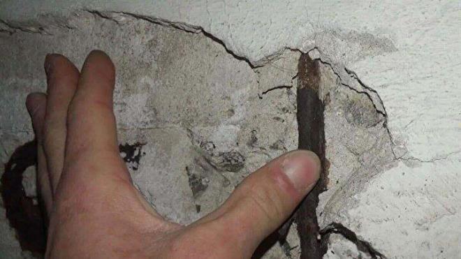 Bununla birlikte birçok çalışmalar yapılmış. Yapılan çalışmalar sonucunda korozyonun çok ciddi bir hasar sebebi olduğu ortaya çıkmış. İstanbul?da 1 buçuk milyon konutun taşınmasından bahsediliyor. Aslında belki zemin etkilerinin yanı sıra yapılarda o zamanki yapım şekli olarak deniz kumu kullanılması korozyonu hızlandırması en önemli sebeplerinden bir tanesi olarak da karşımıza çıkıyor. Mutlaka ve mutlaka bu korozyon hasarının göz önüne alınarak korozif bölgelerin ya da korozyon uğraması muhtemel bölgelerin suya karşı dirençli hale getirilmesi gerekiyor" şeklinde konuştu.