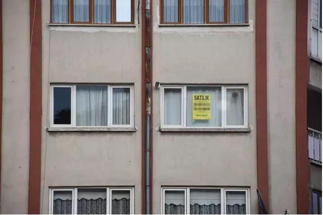 Sivas Emlakçılar Birliği Başkanı Kerim Çayır, "Depremin ardından ilk 2 haftada zaten mevcut kiralık dairelerde birtakım sıkıntılar yaşadık. Emlak camiası olarak depremzede vatandaşlarımıza ciddi desteklerde bulunduk.     Komisyon dahi almadık ve mülk sahiplerimizden bazıları yaklaşık 1 yıla kadar kira bedeli almadı. Bu süreçte boş durumdaki satılık daireleri de kiralığa çevirdik. O dairelerin de kiraya verilmesi konusunda depremzedelerimize yardımcı olduk. Ancak geldiğimiz noktada hem il merkezinde hem de ilçelerde kiralık daire bulunmuyor" dedi.