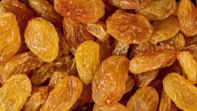 KURU ÜZÜM     Vücutta çeşitli nedenlerle görülen kemik ve kas ağrısı için günde bir avuç siyah kuru üzümün faydalı olduğunu vurguluyor. Özellikle son yıllarda koronavirüs gibi hastalıklar nedeniyle görülen vücut ağrıları için de uzmanların önerdiği besinlerden biridir.