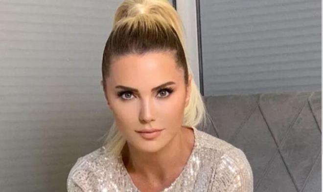 Ekranlarda yer almaktan geri duran Erken, geçtiğimiz akşam bir ödül töreninde görüntülendi.