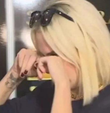 ÖZYAŞLARINA HAKİM OLAMADI RÖPORTAJI YARIDA KESTİ    Sosyal medya hesabından yaptığı paylaşımlarla dikkat çeken Ece Erken, "Elimizden geleni ne kadar istesek de yapamayız zaten. Dolayısıyla konuşunca sinirim bozuluyor ve üzülüyorum.